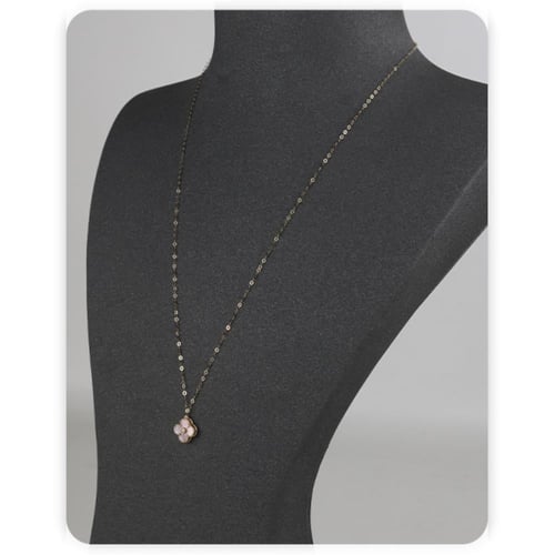 عقد ذهب على شكل وردة