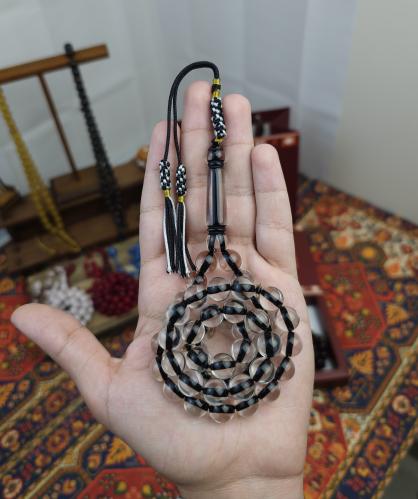 سبحة بكلايت ابيض شفاف خيط اسود كركوشة