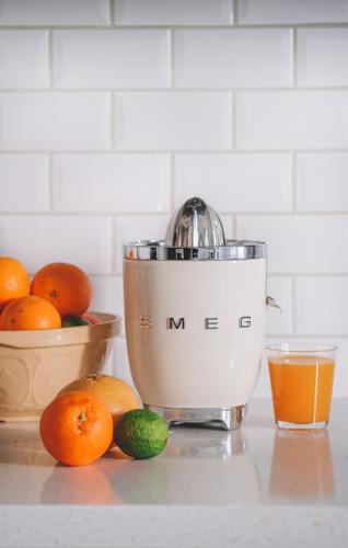 عصارة الحمضيات SMEG نمط الخمسينات ريترو , باللون ك...