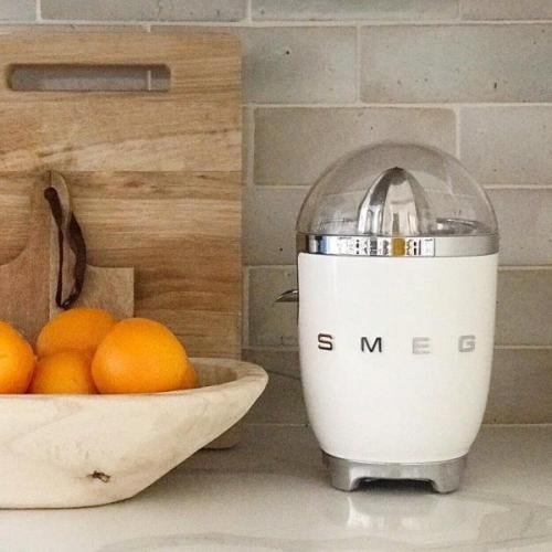 عصارة الحمضيات SMEG نمط الخمسينات ريترو , باللون أ...