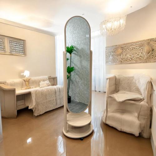 مرايا ستاند خشب مع رفوف وعلاقة ملابس متحركة باللون...