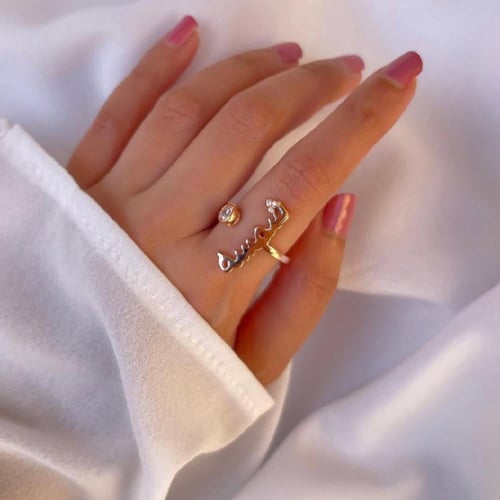 خاتم نسائي ذهبي بنحت الحروف