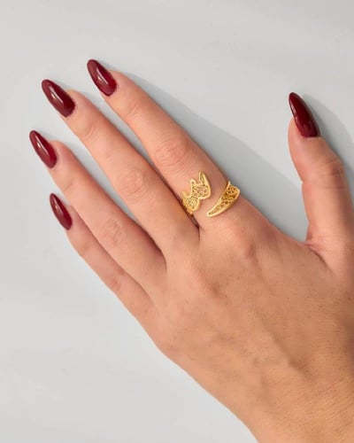 خاتم نسائي منقوش بالحروف لون ذهبي