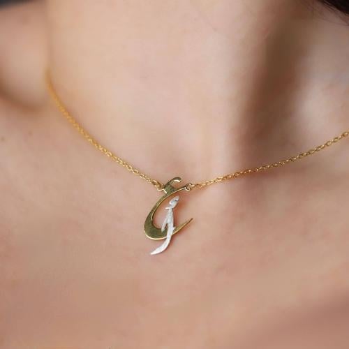 سلسال نسائي لون ذهبي منحوت حروف