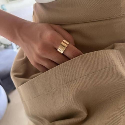 خاتم نسائي ذهبي أنيق