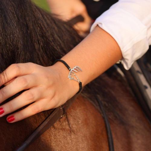 اسورة خيط اسود وخيل فضي