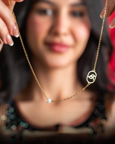 سلسال نسائي بالحروف بصدف لؤلؤ لون ذهبي