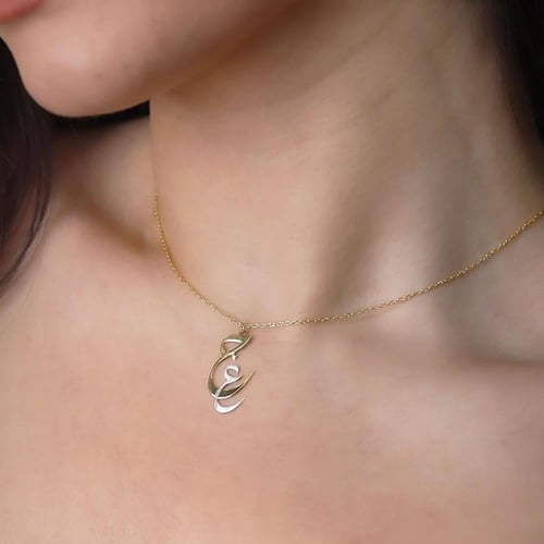 سلسال نسائي لون ذهبي منحوت حروف