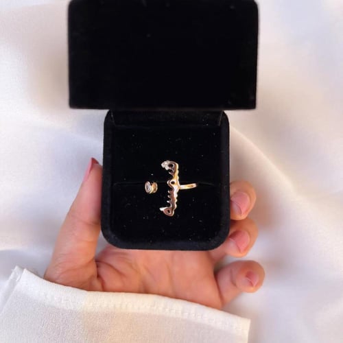 خاتم نسائي ذهبي بنحت الحروف