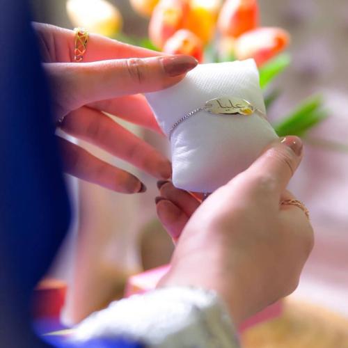 اسورة بالاسم لون فضي بتصميم مخصص بالاسم