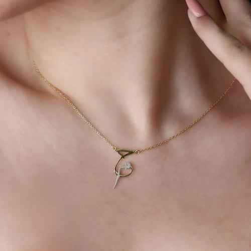 سلسال نسائي لون ذهبي منحوت حروف