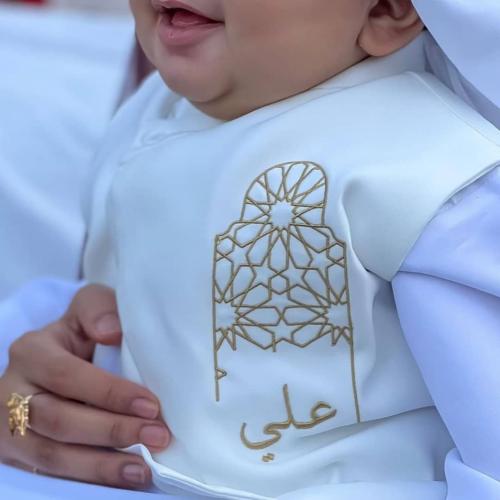سديري اطفال بيضاء مطرزة بالخط العربي الذهبي