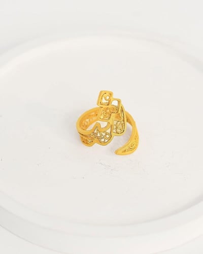 خاتم نسائي منقوش بالحروف لون ذهبي