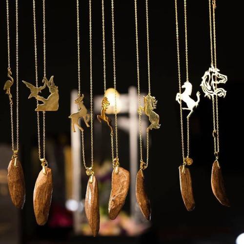 تعليقات سيارة بلونها الذهبي