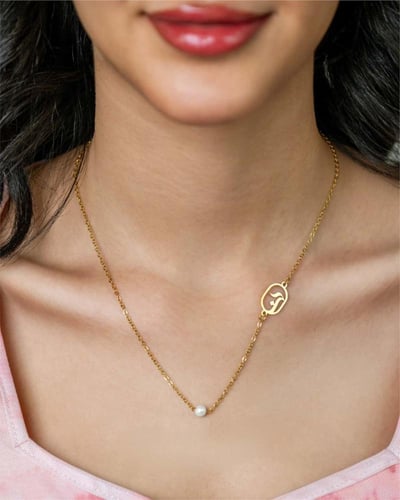 سلسال نسائي بالحروف بصدف لؤلؤ لون ذهبي