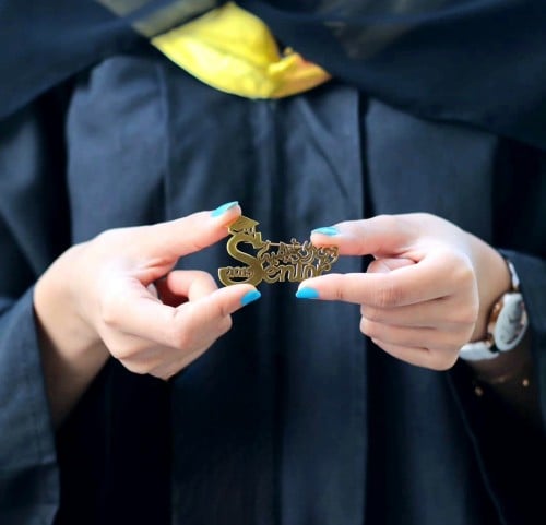 بروشات تخرج 2026 مخصصة بالاسم لون ذهبي