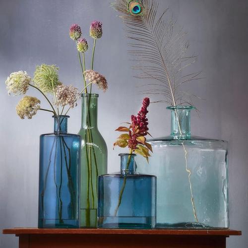 مزهرية زجاجية بشكل زجاجة