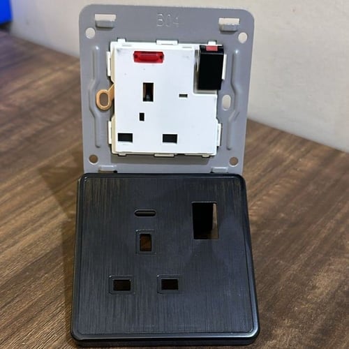 فيش مفرد 13 امبير اسود ضمان 25 سنة