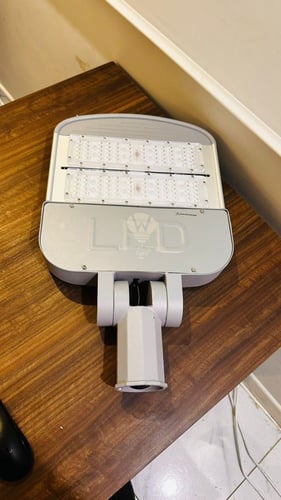 كشاف شوارع متحرك شرائح 100واط ضمان 2 سنوات