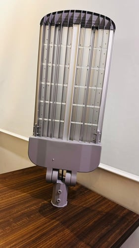 كشاف شوارع متحرك شرائح 300 واط ضمان 2 سنوات