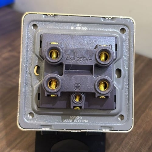 مفتاح مكيف 45 امبير ذهبي 7*7ضمان 25 سنة