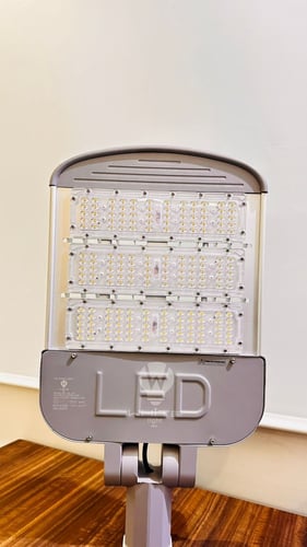 كشاف شوارع متحرك شرائح 150 واط ضمان 2 سنوات