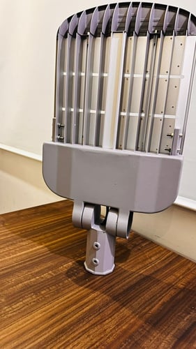 كشاف شوارع متحرك شرائح 200واط ضمان 2 سنوات