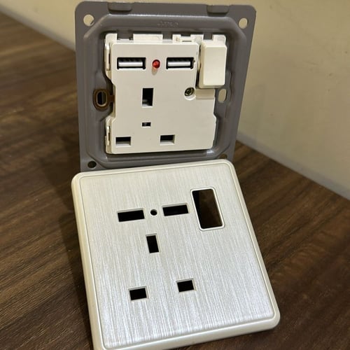 فيش USB لؤلؤئي 13 امبير MRضمان 25 سنة