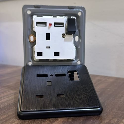 فيش USB اسود 13 امبير ضمان 25 سنة