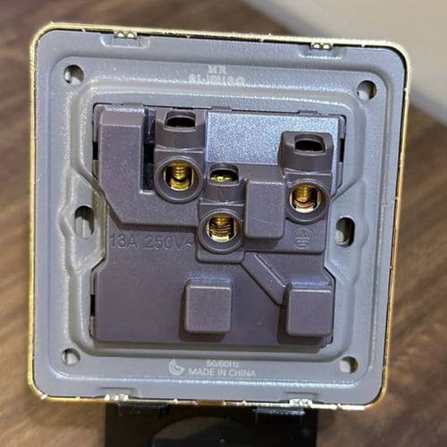 فيش مفرد 13 امبير ذهبي ضمان 25 سنة