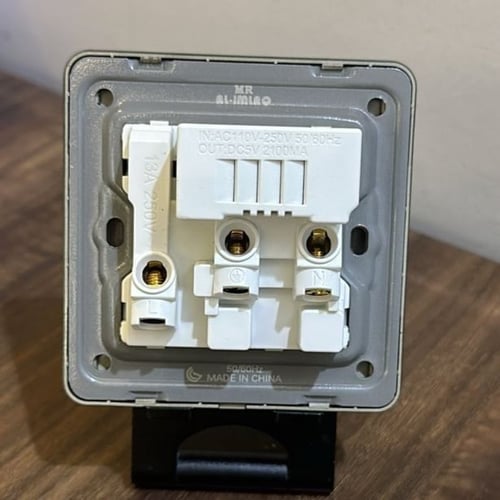 فيش USB اسود 13 امبير ضمان 25 سنة