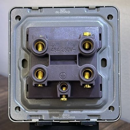 مفتاح مكيف 45 امبير اسود 7*7ضمان 25 سنة