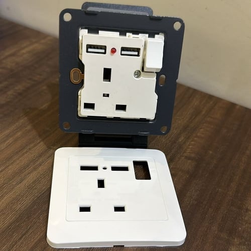 فيش USB ابيض 13 امبير ضمان 25 سنة