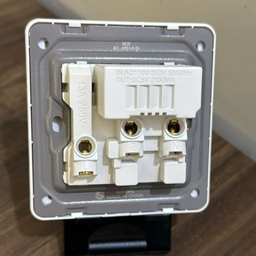 فيش USB لؤلؤئي 13 امبير MRضمان 25 سنة