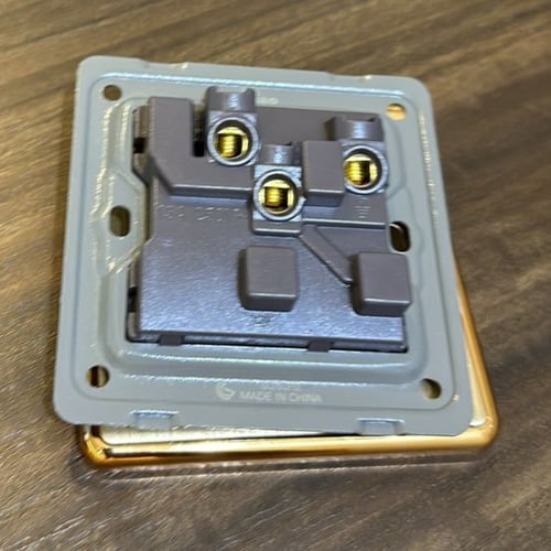 فيش مفرد 13 امبير ذهبي ضمان 25 سنة