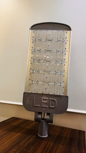 كشاف شوارع متحرك شرائح 300 واط ضمان 2 سنوات