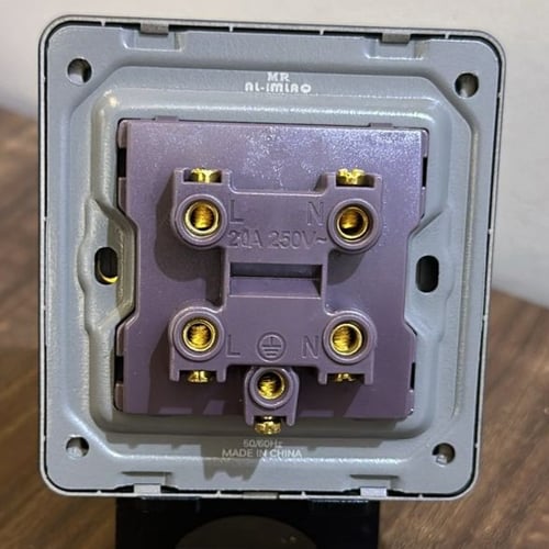 مفتاح سخان 20 امبير اسود ضمان 25 سنة