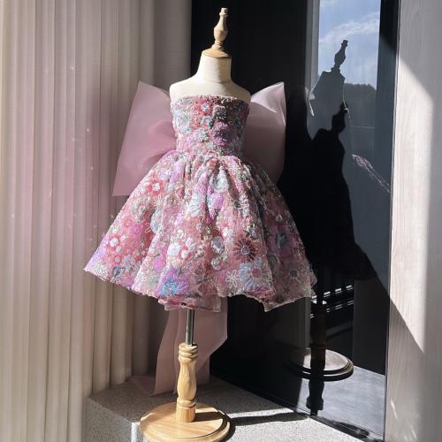 فستان وردي مطرز