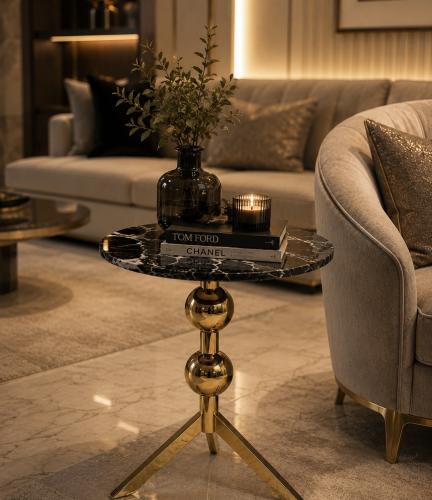 طاولة مع قاعدة ذهبية