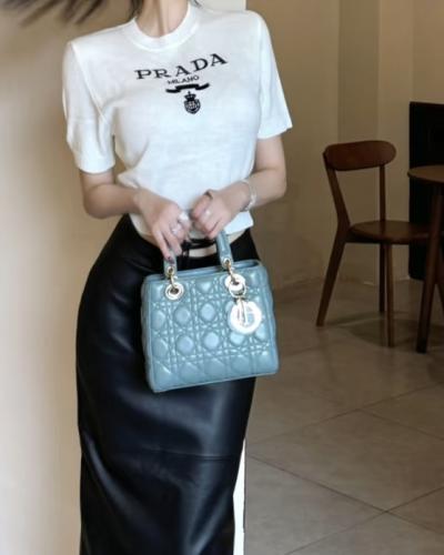 ET048 Prada