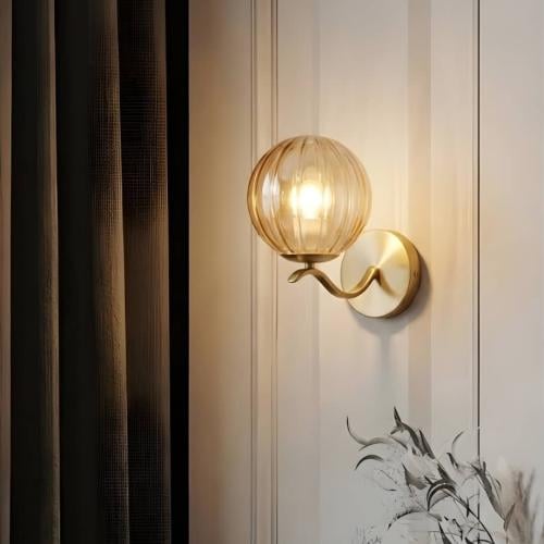 ابليك جداري مودرن ذهبي مع كرة زجاجية بلون عسلي