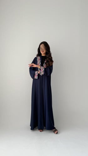 عباية كحلي فاخرة بكلفة وردية