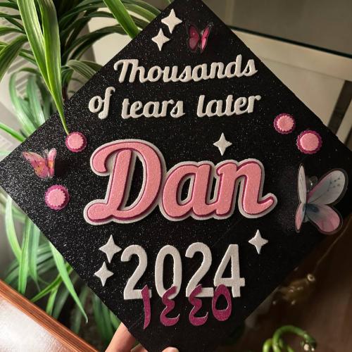 قبعة تخرج متعددة الالوان والتفاصيل