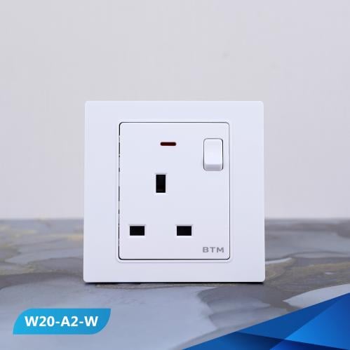 فيش 13 امبير مع مفتاح ولمبة باللون الأبيض