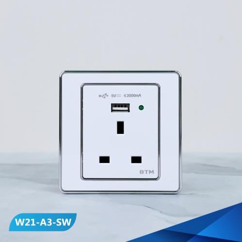 فيش ثلاثي 13 امبير مع منفذ USB لون ابيض و فضي