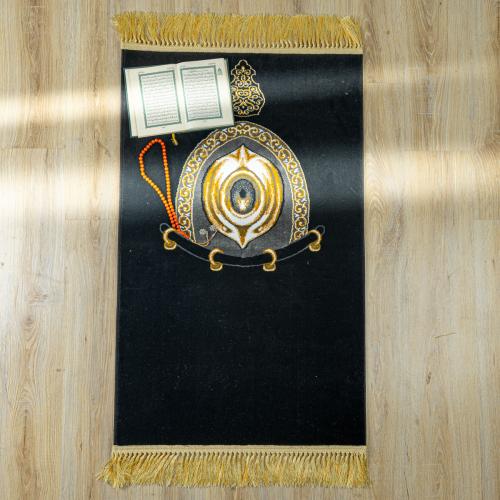 سجادة صلاة بتصميم و نقوش إسلامية لون أسود و ذهبي م...