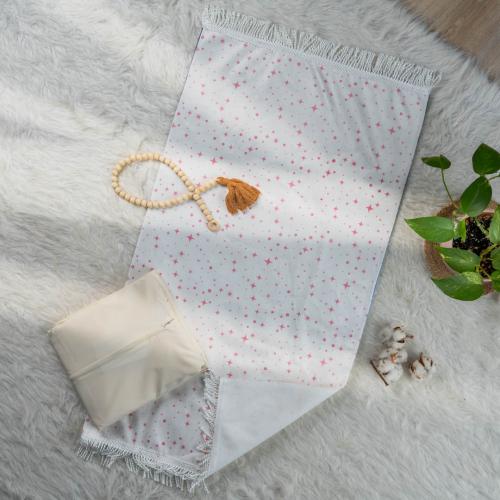 طقم سجادة صلاة أطفال كريمي و وردي برسومات النجوم ع...