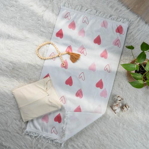 طقم سجادة صلاة أطفال كريمي برسومات القلوب عدد القط...