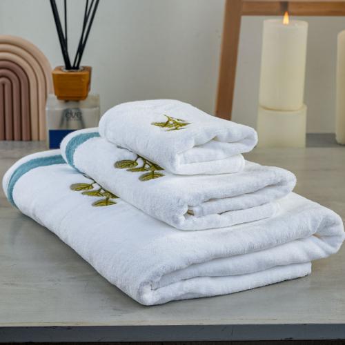 طقم منشفة قطن 100% مطرز أبيض 3 قطع