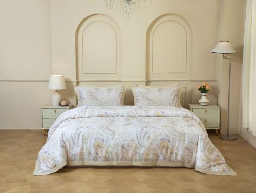 مفرش دينا صيفي مزدوج من الليوسيل كريمي برسومات الز...